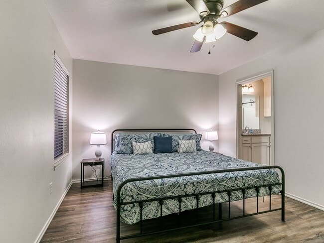 Building Photo - Modern 3BR/2BA Duplex | All Utilities Included | Downtown Edmond