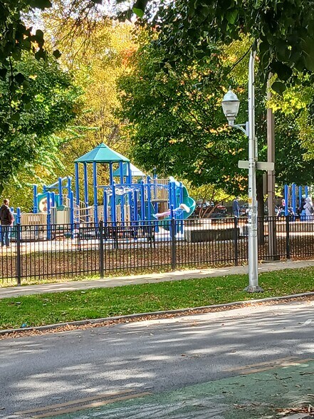 Building Photo - 2221 W Winnemac Ave