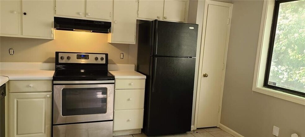 Building Photo - 966 Amberly Dr