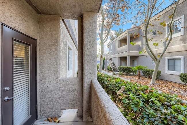 Building Photo - STUNNINGLY UPGRADED 2 Bedroom Condo In SPA...