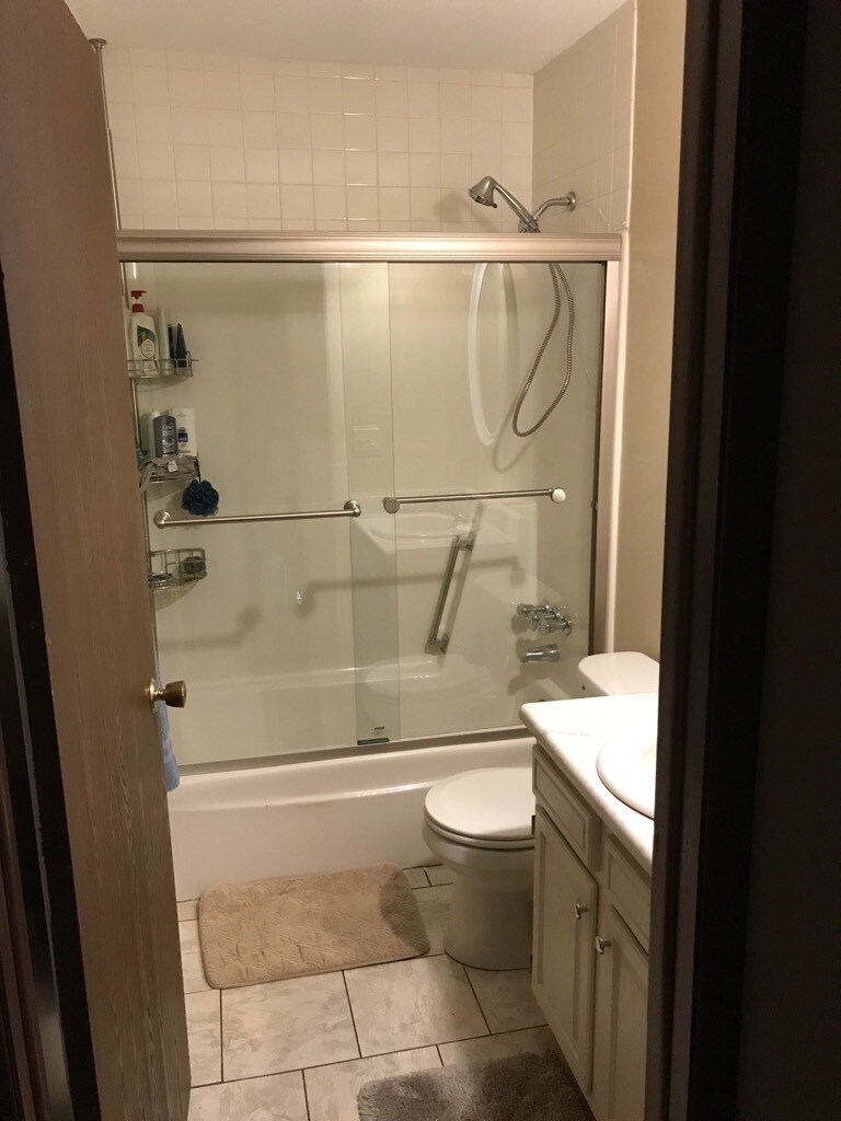 Upstairs Full Bath - 1124 Appletree Ln