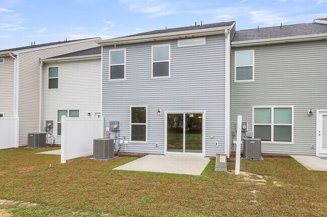 Building Photo - Move-In Ready Home in the Heart of Goose Creek