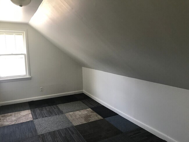 Building Photo - 3 bed, 1 bath, Off Street Parking & huge yard $1,295!