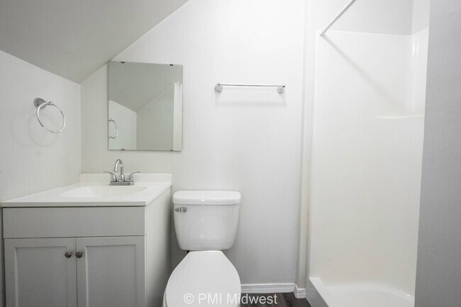 Building Photo - Charming 2-Bed, 2-Bath Duplex in Indianapolis