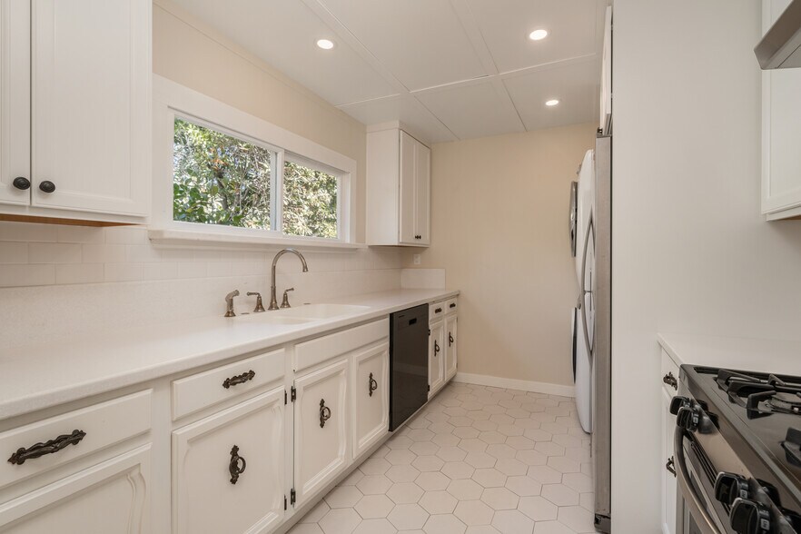 Building Photo - 532 Brinkerhoff Ave
