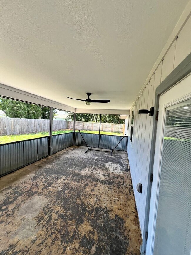 Building Photo - NEWLY RENOVATED 3 BEDROOM 2 BATH HOME- TIL...