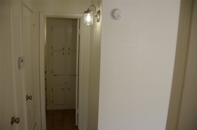 Building Photo - 448 N Joekel Ave