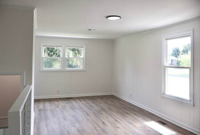 Building Photo - 129 Lake Point Dr