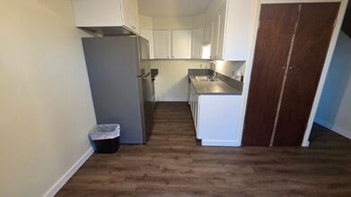 Building Photo - Spacious Townhome!