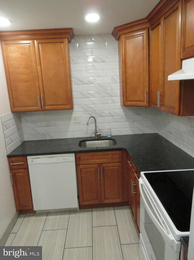 Building Photo - 820A Putnam Blvd