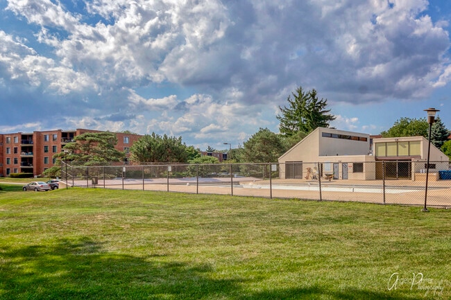 Building Photo - 1515 E Central Rd