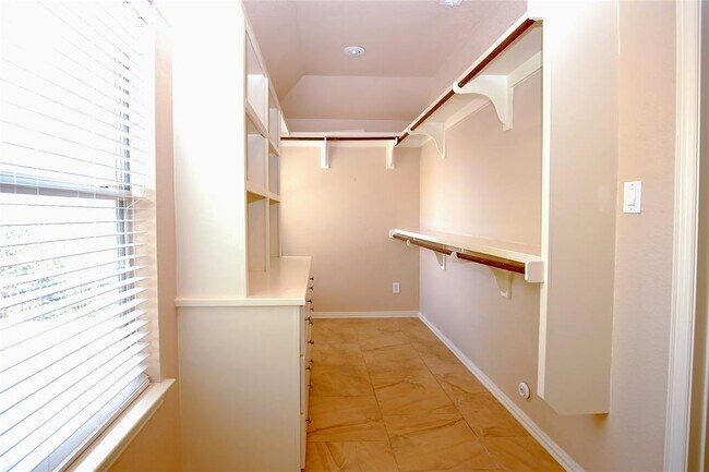 Building Photo - 2002 Singing Hls