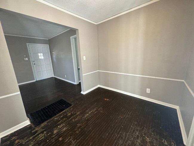 Building Photo - Adorable two bedroom one bathroom home loc...