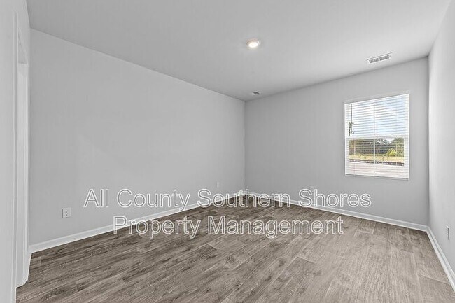 Building Photo - 136 Talladega Dr