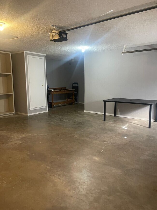Building Photo - Move in Special! $200 off First Month! Adorable 2 Bedroom with 2 Car Garage Close to Hospitals an...