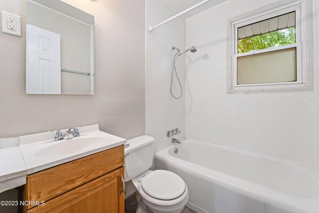 Building Photo - 529 Henderson Dr