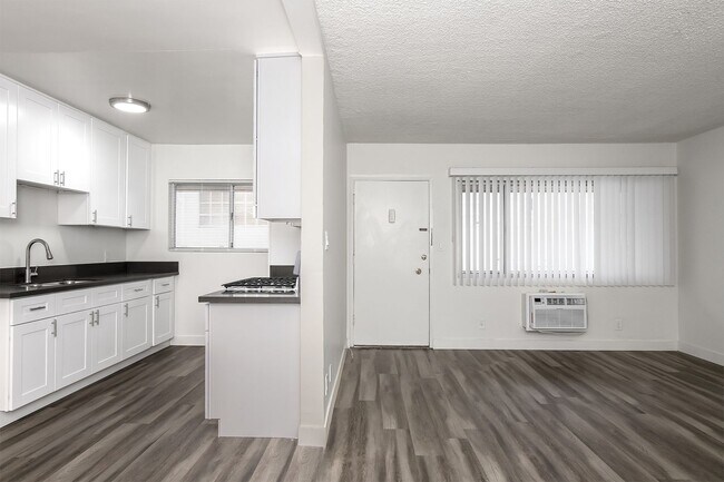 Interior Photo - col132
