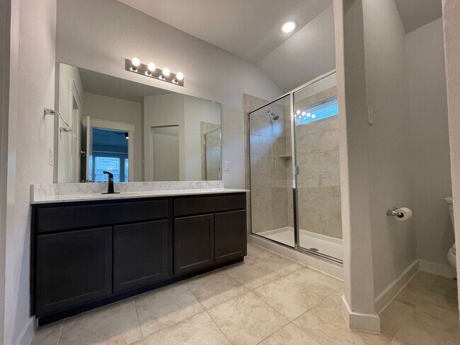 Building Photo - Move-in Ready in sought-after Larkspur Community!