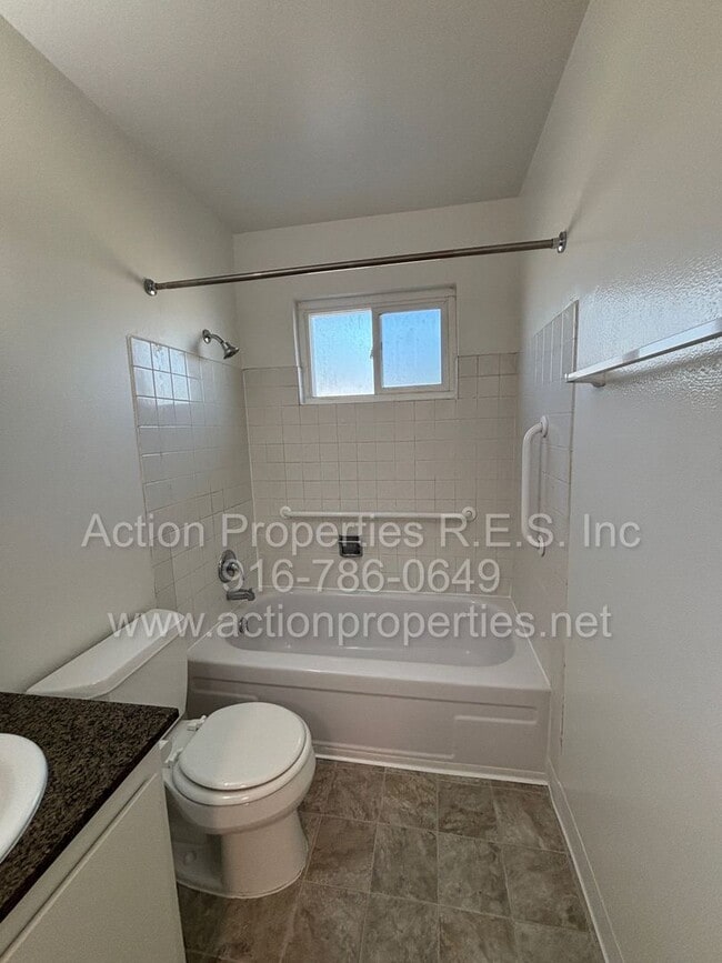 Building Photo - Roseville Condo all one level: 2 Bedroom 1 Bathroom Single Level, Large Living Room Central Heat ...