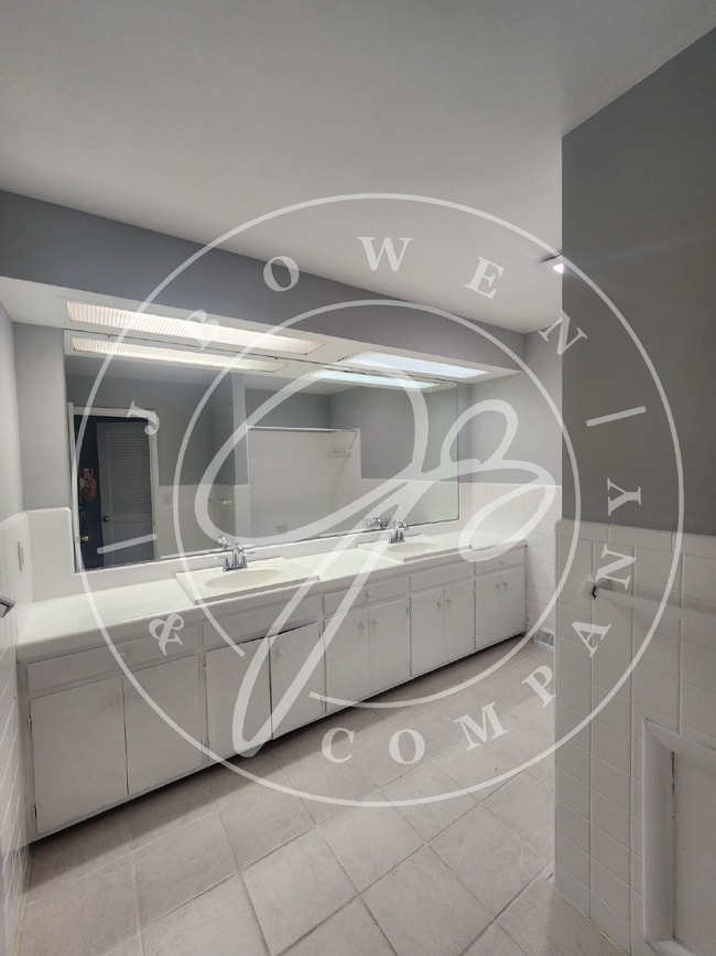 Building Photo - 2 bed 2 bath first floor apartment- Ottawa...