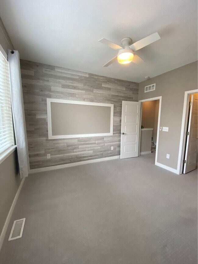 Building Photo - 612 E Hinsdale Ave