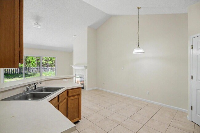 Building Photo - Indian Trails