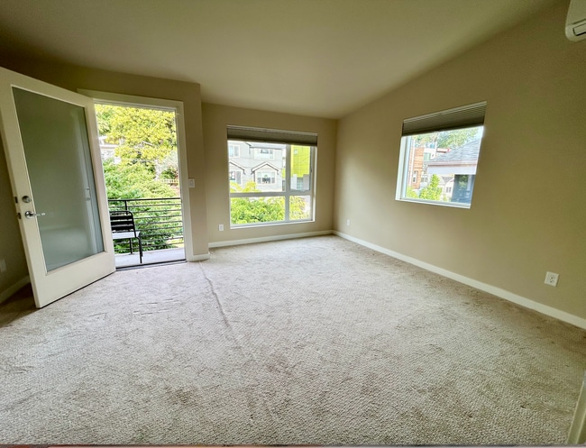 Building Photo - Mount Baker/Columbia City Townhouse
