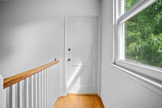 Building Photo - Renovated 2BR/1BA Condo close to shopping and the hospital