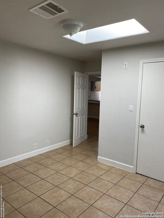 Building Photo - Dinn Drive