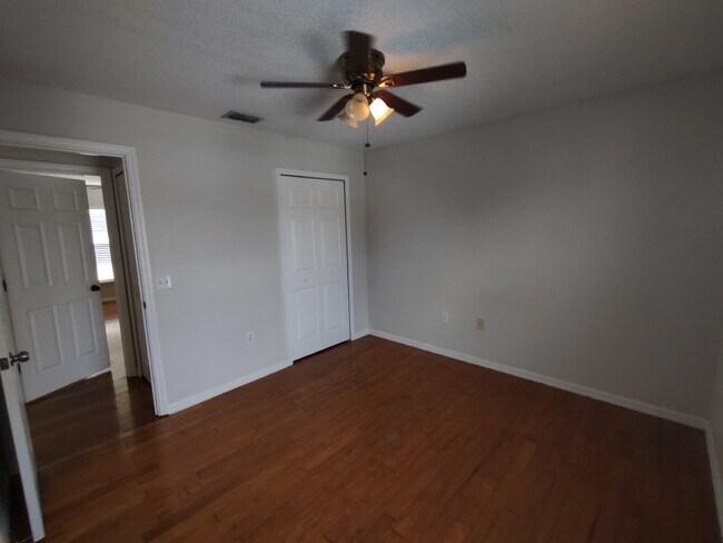 Building Photo - Spacious 4 bedroom, 2.5 bathroom house in Poinciana
