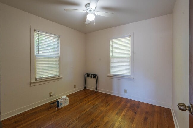 Building Photo - 3 bed and 1 bath farm house in Johnson City