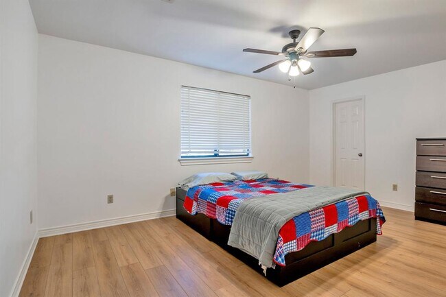 Building Photo - 10903 Chateau Hill