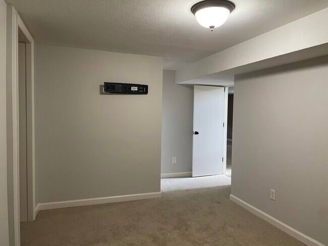 Building Photo - 3421 Holwyn Rd