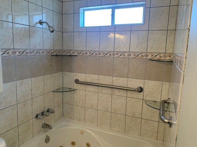 Building Photo - For Rent: Charming 2 Bed / 2 Bath Duplex i...