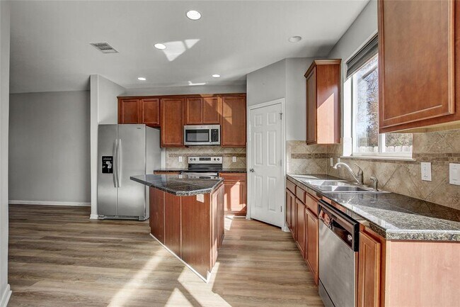 Building Photo - 512 Eberhart Ln