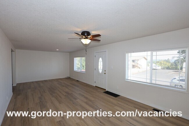 Building Photo - Saint Helens OR - upstairs flat 2 bedroom ...