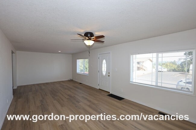 Building Photo - Saint Helens OR - upstairs flat 2 bedroom unit in duplex