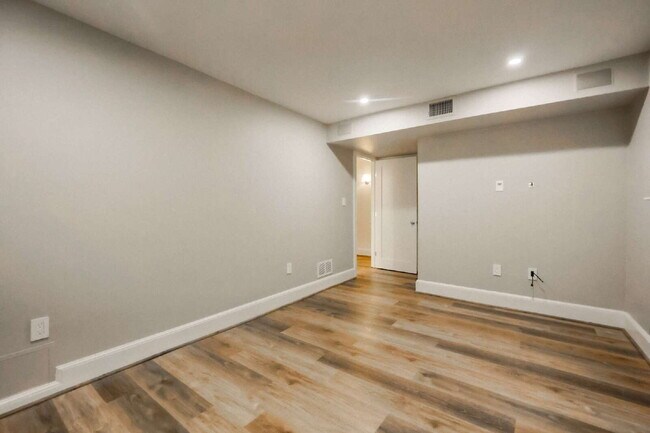 Building Photo - Updated 2-Bedroom Duplex Close to It All -...