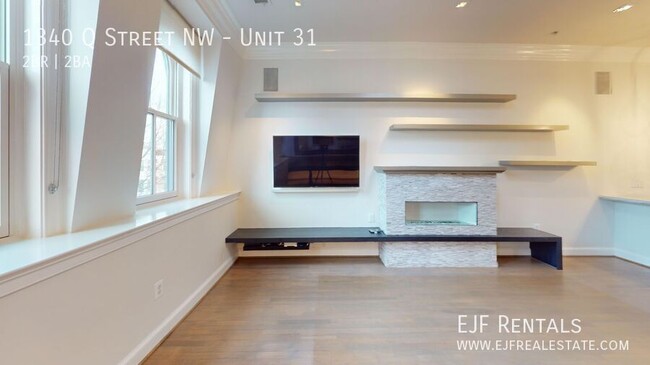 Building Photo - Top Floor Logan Circle Two Bedroom Apartme...