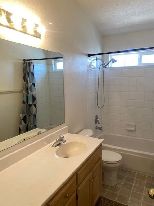 Building Photo - Spacious Two Story Home in the NE Heights ...