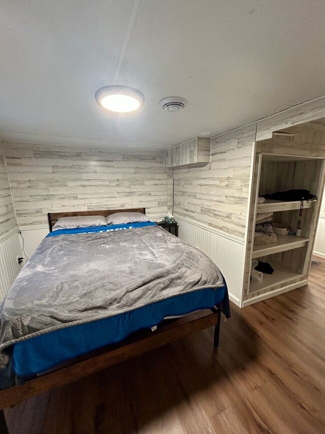 Building Photo - AVAILABLE JUNE - Updated 4 Bed 2 Bath