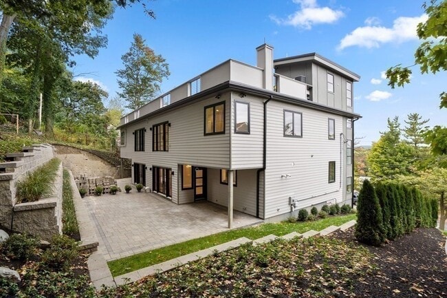 Building Photo - 220-222 Austin St