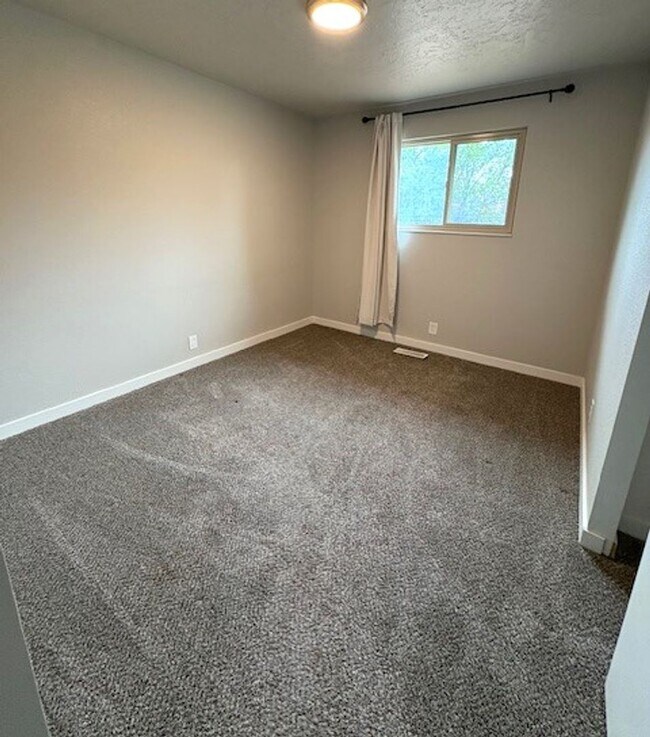 Building Photo - 5 Bed / 3 Bath Townhome in Murray!