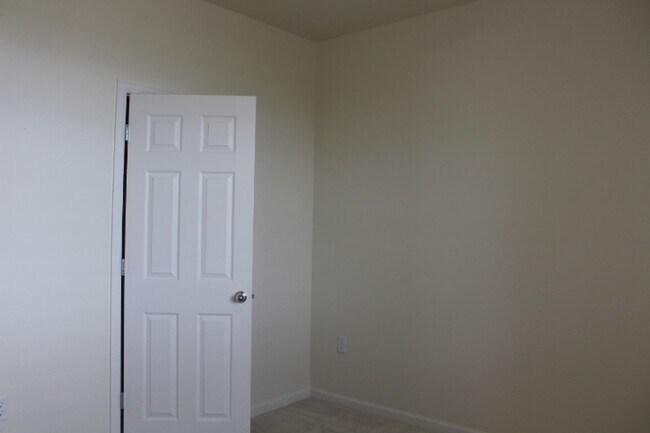 Building Photo - Chatfield Bluffs Condo w/ 3 BR/3 BA!!