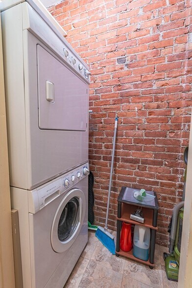 Building Photo - 257 W Newton St