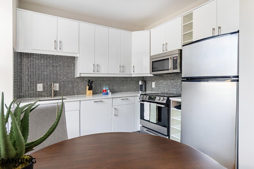 Building Photo - 265 College St