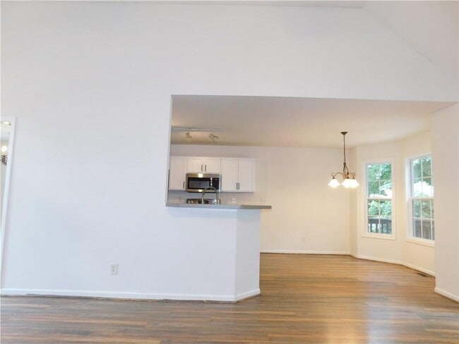 Building Photo - 576 Greenwood Park Way