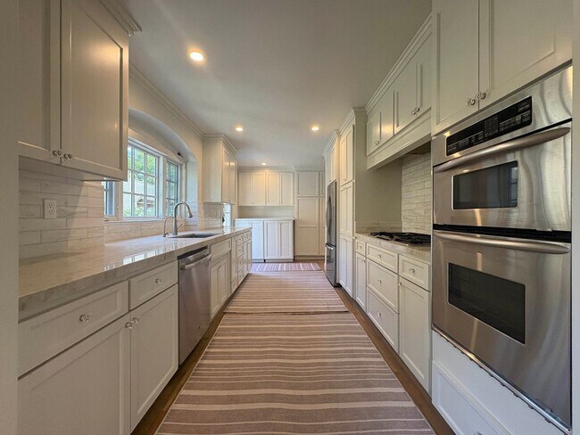 Building Photo - Mediterranean Bungalow in Community Center...