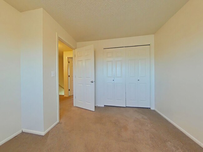 Building Photo - 3 Bedroom Apartment ~ Albany ~ Small Pet F...