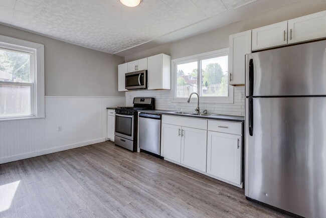 Building Photo - AVAILABLE JULY 2026 - Spacious 2 Bedroom Home w/ Fenced Yard & AC!